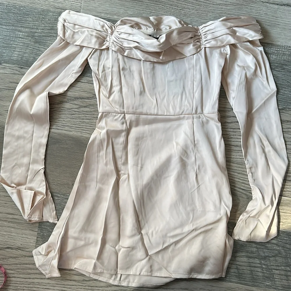 Pretty little thing Champagne pleat detail Bardot flared sleeve shift dress‎ 4